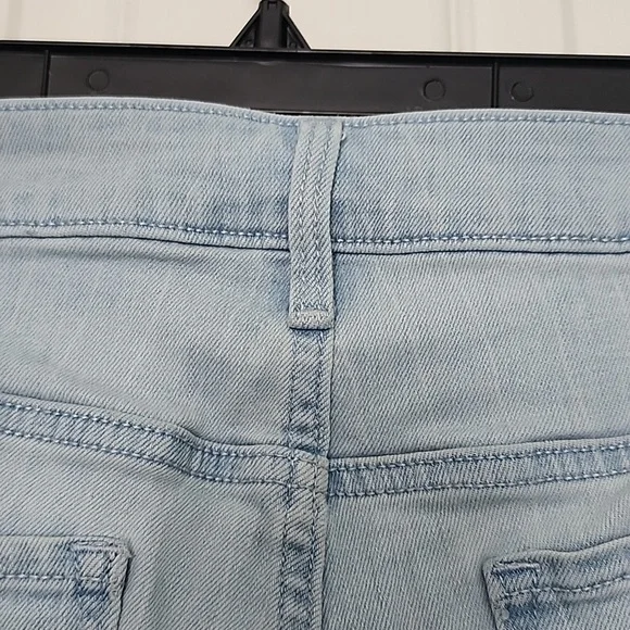 SIZE 16 OLD NAVY WOMAN'S DENIM SHORTS - Picture 7 of 9